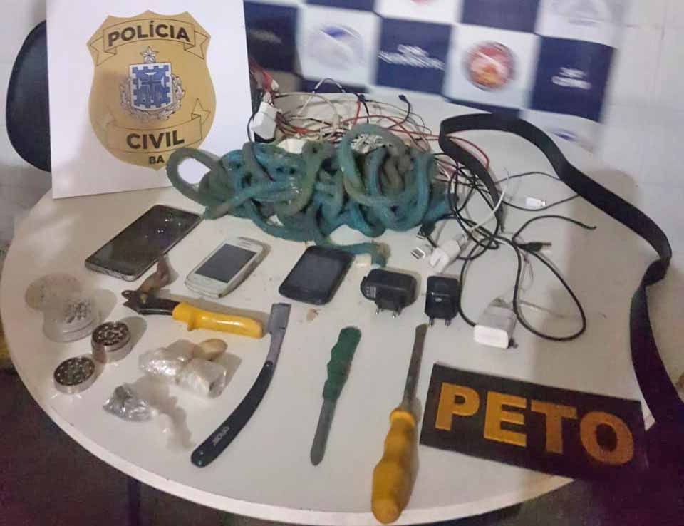Polícia encontra vários objetos durante revista a cela de presos em Brumado 