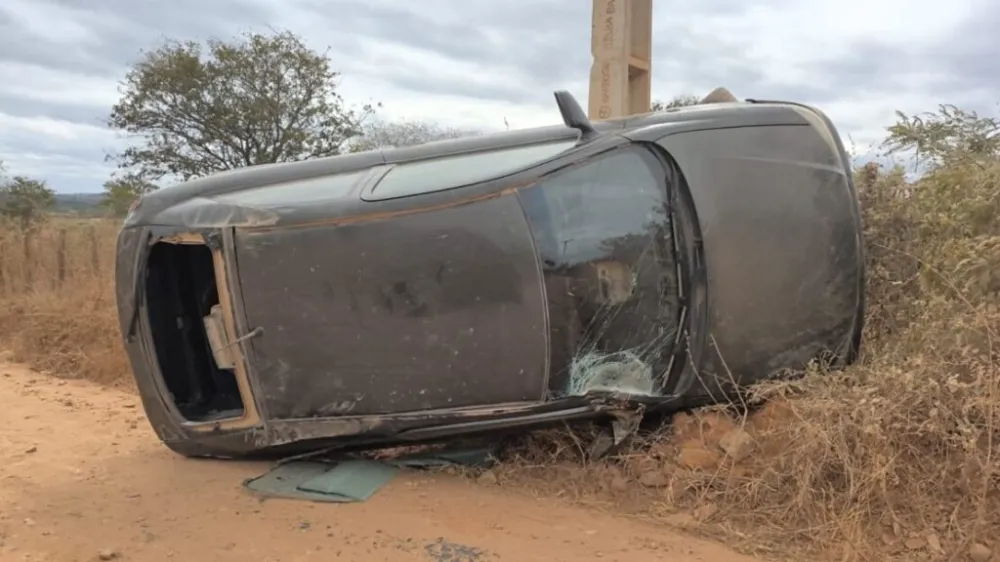 Motorista perde controle de carro e sofre acidente em Urandi