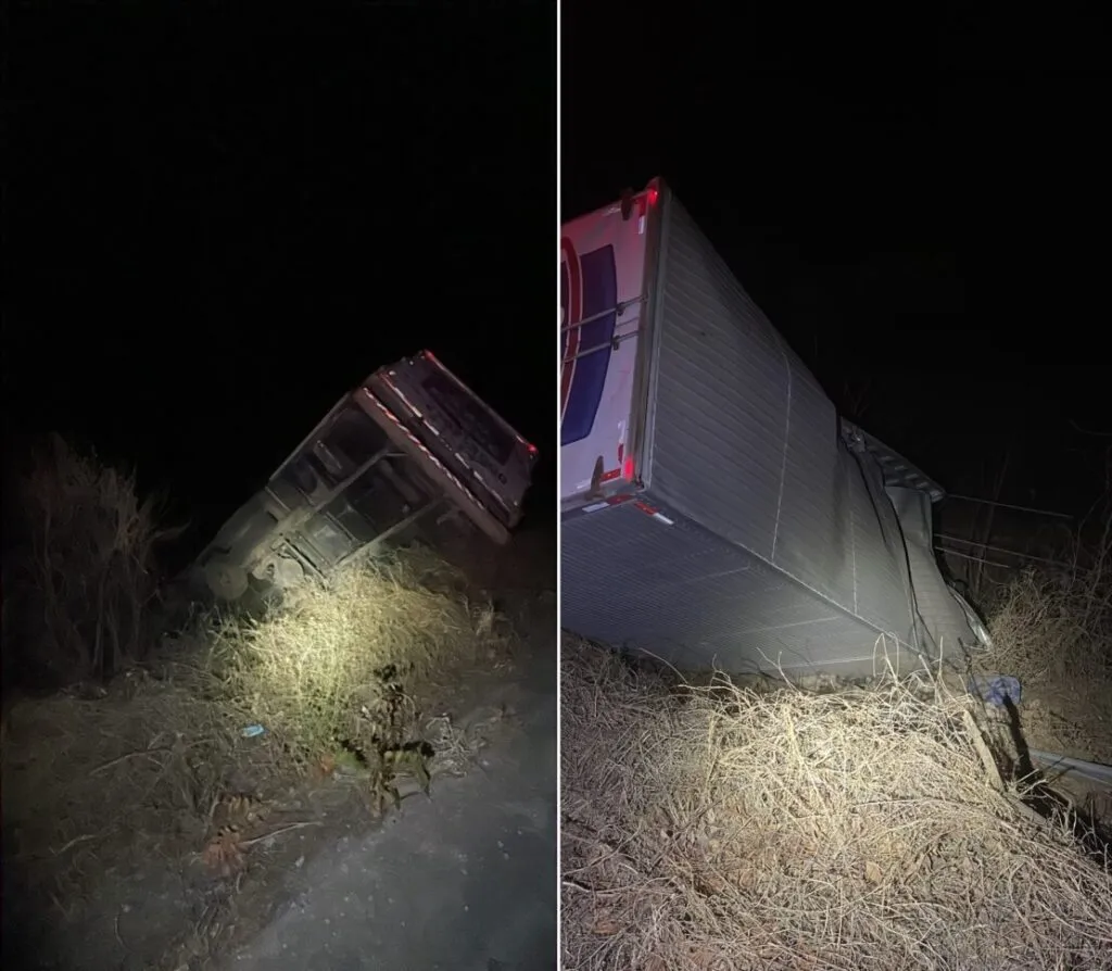Caminhão perde freios, sai da pista e derruba poste na BA-148 em Livramento