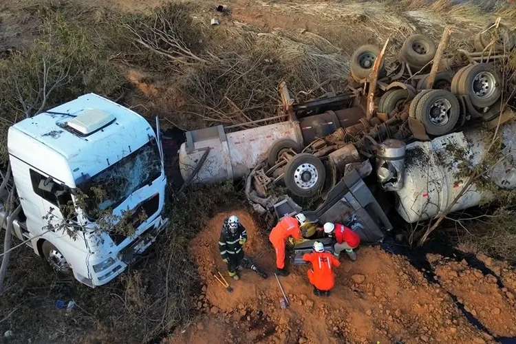 Mulher morre em acidente entre carretas na BR-242, em Oliveira dos Brejinhos