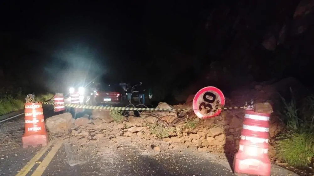 Desmoronamento bloqueia trecho da BR‑030 em Guanambi