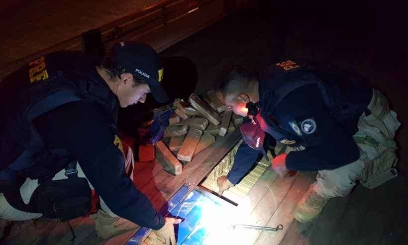 Quase 800 quilos de maconha que seriam entregues em Guanambi são apreendidos em fundo falso de caminhão em MG