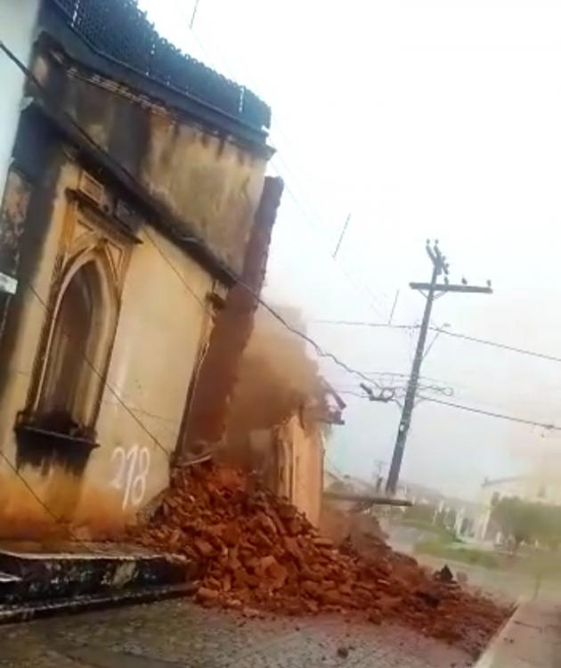 Parte do antigo Casarão Alcântara, patrimônio histórico de Livramento, não resiste às chuvas e desaba