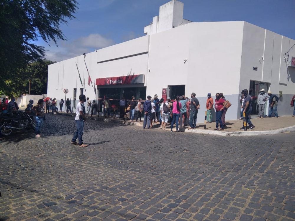 Aglomeração é registrada em agência bancária no Centro de Caetité 