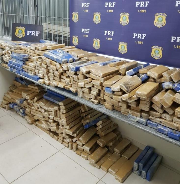 Quase 800 quilos de maconha que seriam entregues em Guanambi são apreendidos em fundo falso de caminhão em MG