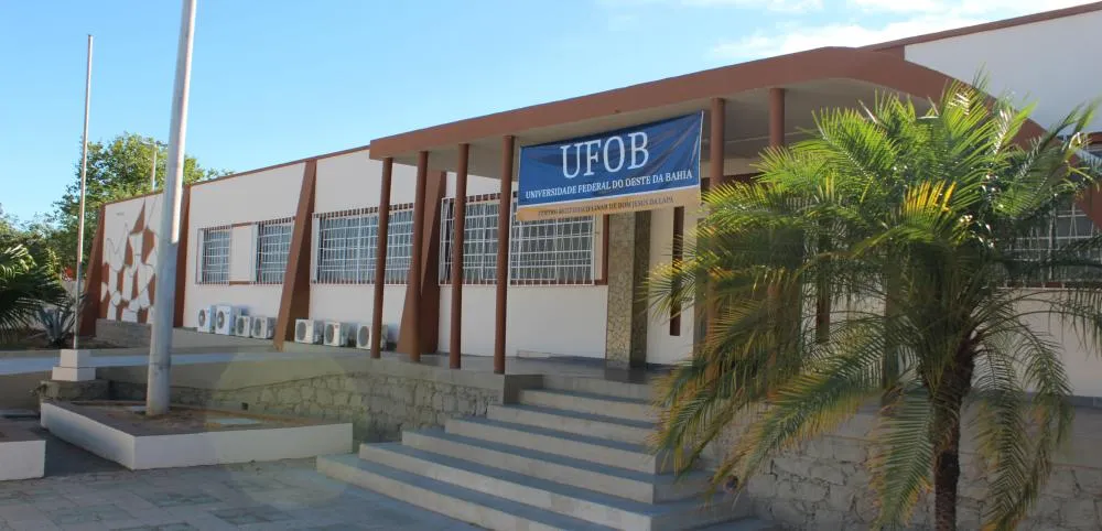 Ufob abre concurso com 29 vagas e salários de até R$ 14,4 mil