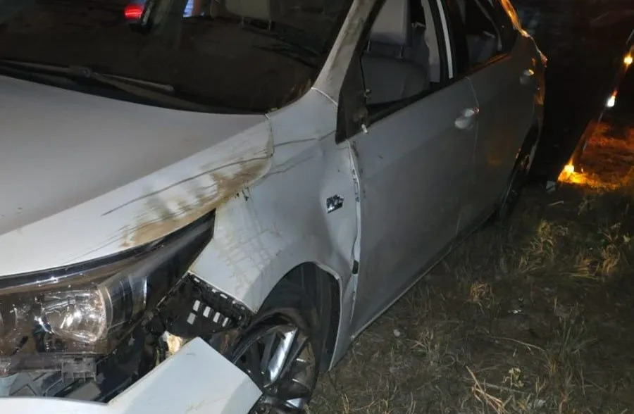 Carro sai da pista e tomba em trecho da BR‑030, em Brumado
