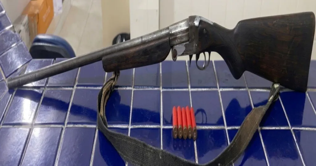 Homem é preso após polícia apreender espingarda em área rural de Ituaçu