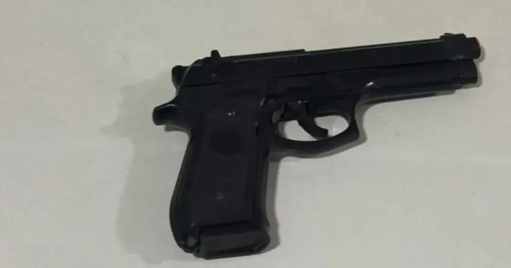 Jovem é detido com réplica de arma após denúncia em Bom Jesus da Lapa