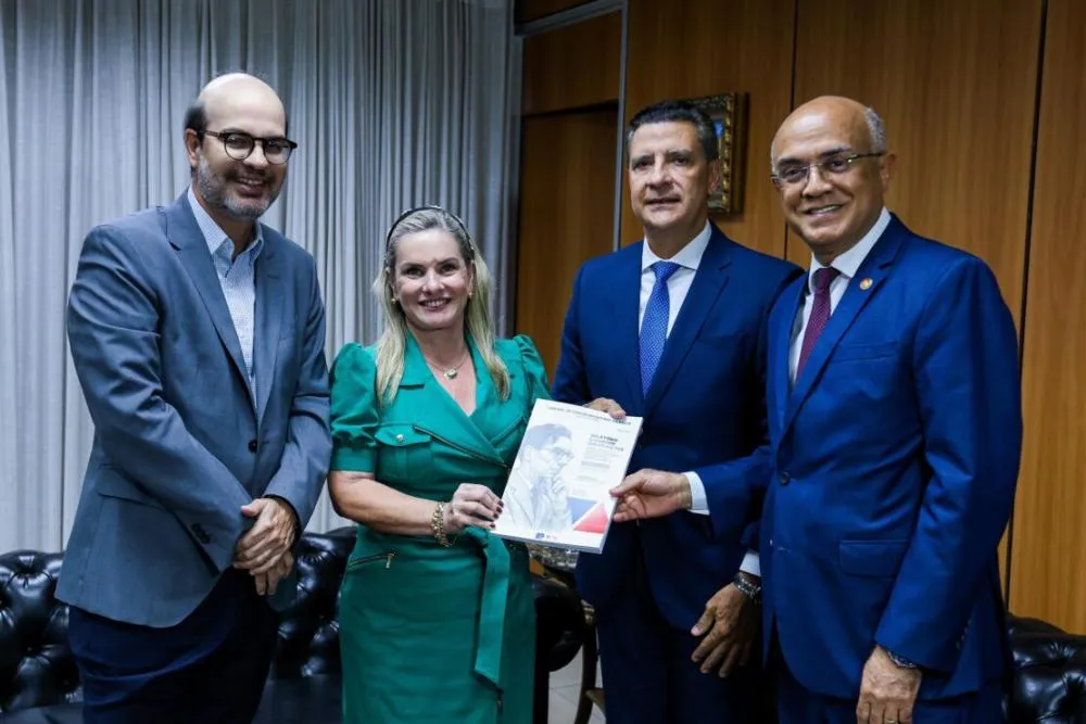 Ivana Bastos se emociona com homenagem a Anísio Teixeira no Relatório das Contas do Poder Executivo