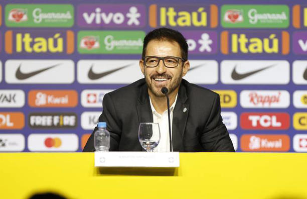 Ramon Menezes, técnico interino, apresenta novos nomes para todos os setores da seleção