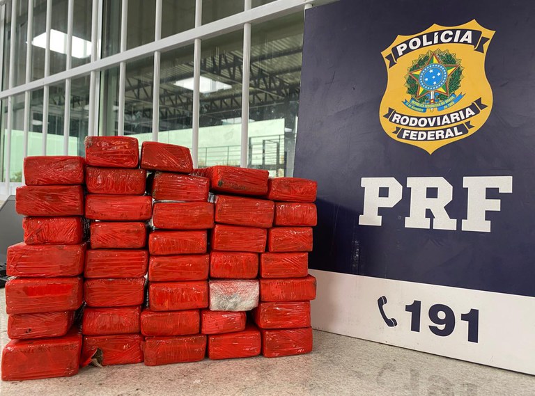 Mulher é presa em Conquista por transportar 21 Kg de maconha em ônibus interestadual