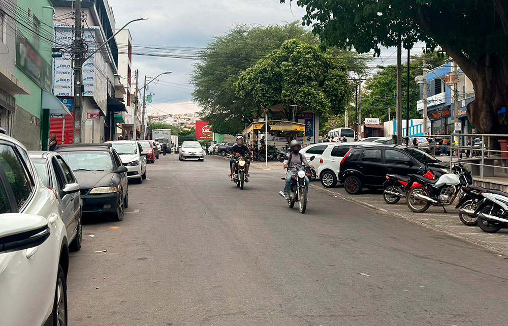 Falta de vagas de estacionamento no Centro de Caetité prejudica comércio e gera reclamações