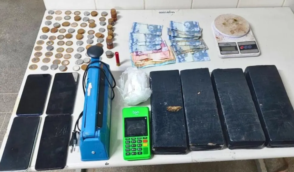 Rondesp apreende cerca de 4 kg de maconha em bar de Carinhanha