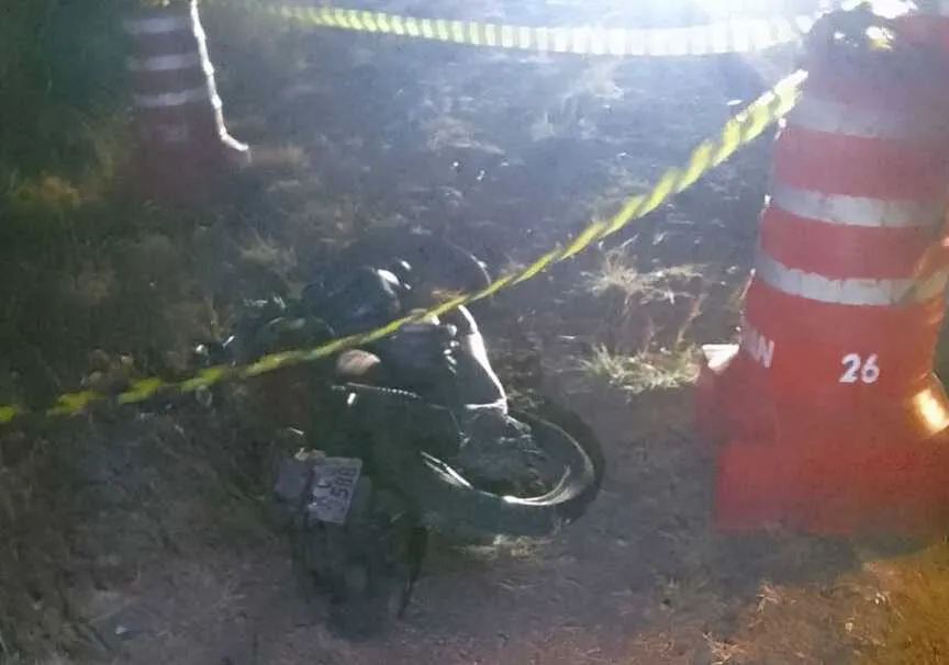 Colisão entre moto e caminhonete deixa um morto e um ferido na BR-122, em Guanambi