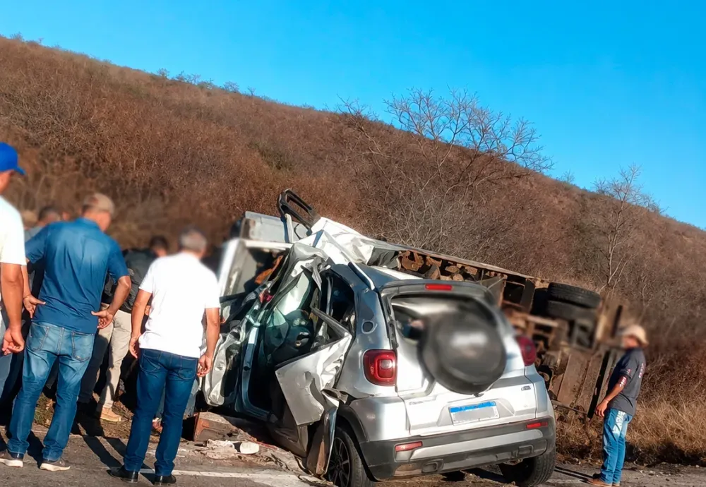 Advogado morre em grave acidente entre carro e caminhão na BA-142, em Tanhaçu