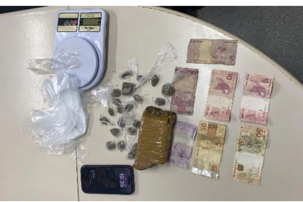 Mulher é presa e menor apreendido com drogas em Guanambi