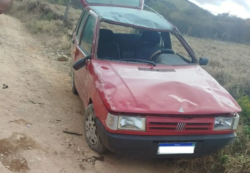 Motorista fica ferido após carro capotar na zona rural de Urandi