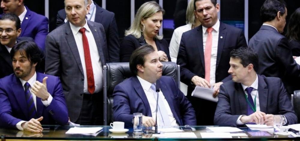 Câmara aprova equiparar tempo mínimo de contribuição para homens e mulheres