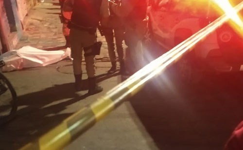 Dois homens morrem após ciclista passar atirando em Vitória da Conquista