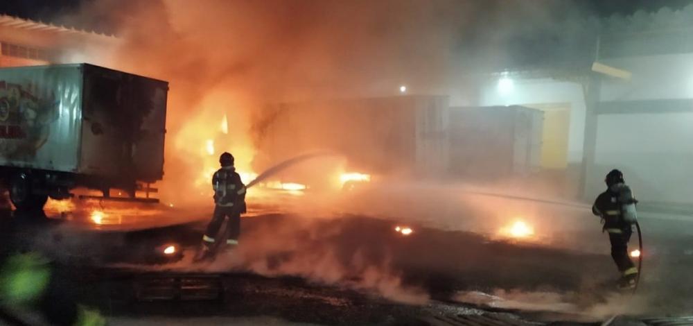 Região: Incêndio destrói veículos em pátio de fábrica de biscoitos Gameleira 