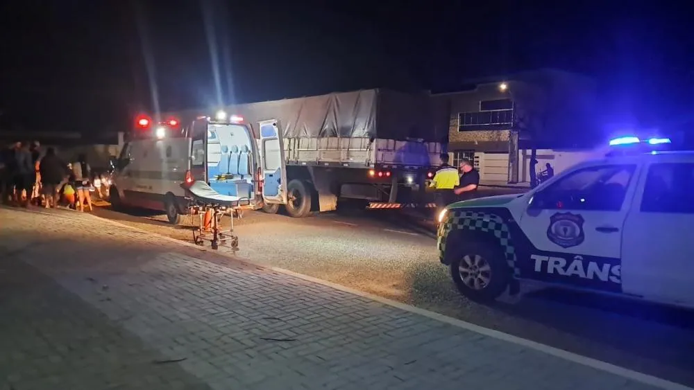Motociclista fica ferido após colidir em carreta estacionada em Guanambi