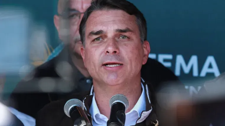 PF investiga emenda de R$ 199 mil de Flávio Bolsonaro após pedido de condenado no caso Marielle