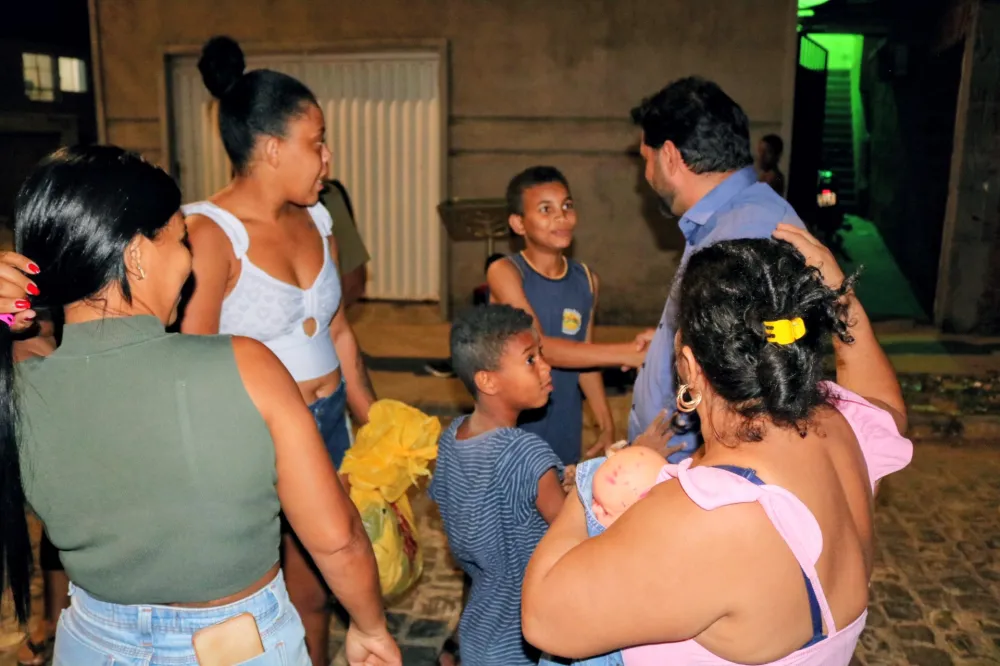 Dênis Teixeira promove ação solidária com doação de roupas no Residencial dos Pássaros, em Guanambi