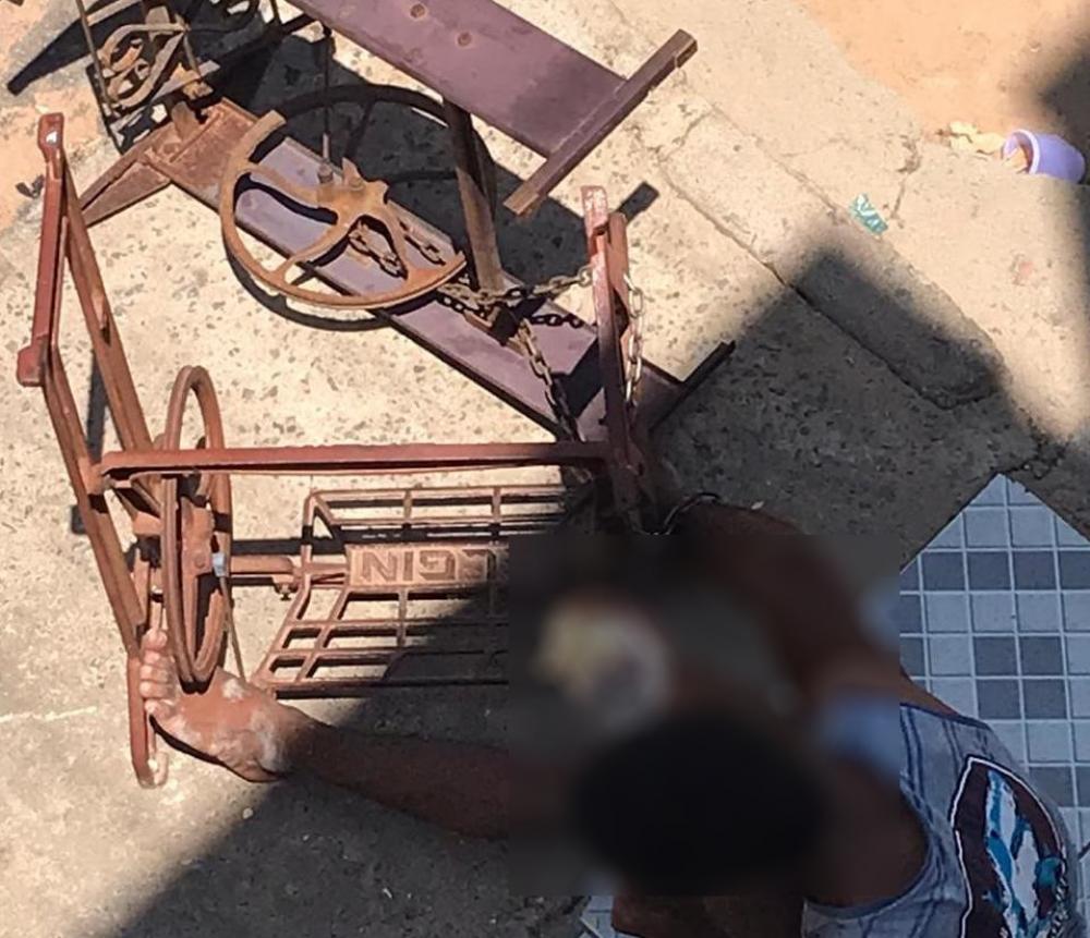 Guanambi: mulher e jovem deficientes eram mantidos presos em casa no bairro Novo Horizonte; jovem era preso com correntes 