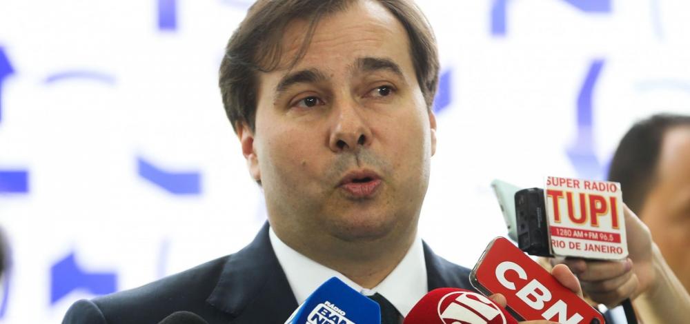 Maia diz que flexibilizar porte de arma seria 'barbárie'