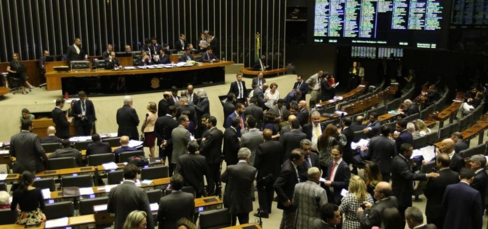 Congresso quer tirar dinheiro de saúde e infraestrutura para inflar fundo eleitoral