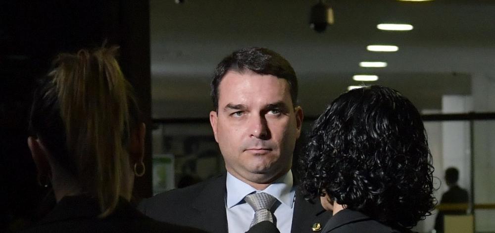 Em resposta a acusações, Flávio Bolsonaro diz que suplente tem motivações políticas