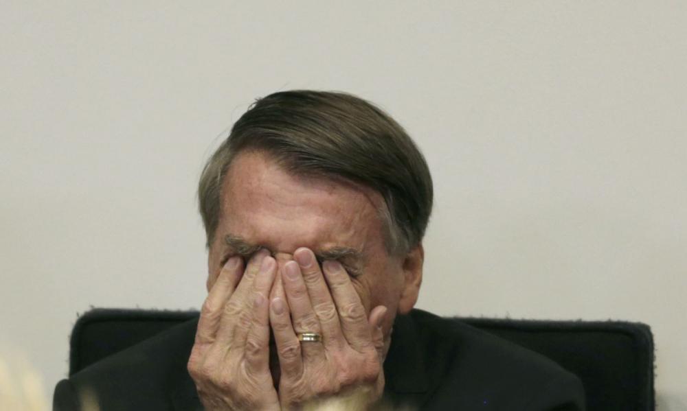 Bolsonaro é alvo de operação da PF e tem 24 horas para entregar passaporte