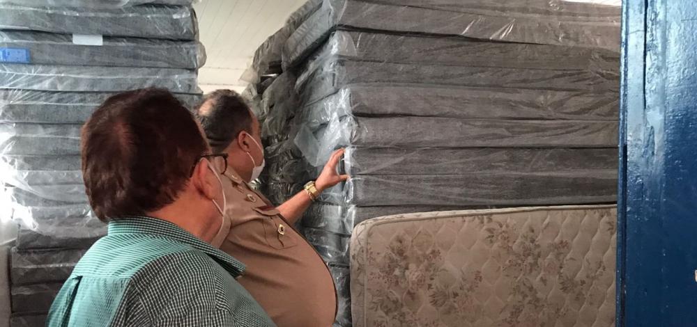 Com alagamentos, aumenta demanda por colchões em base logística no sul da Bahia