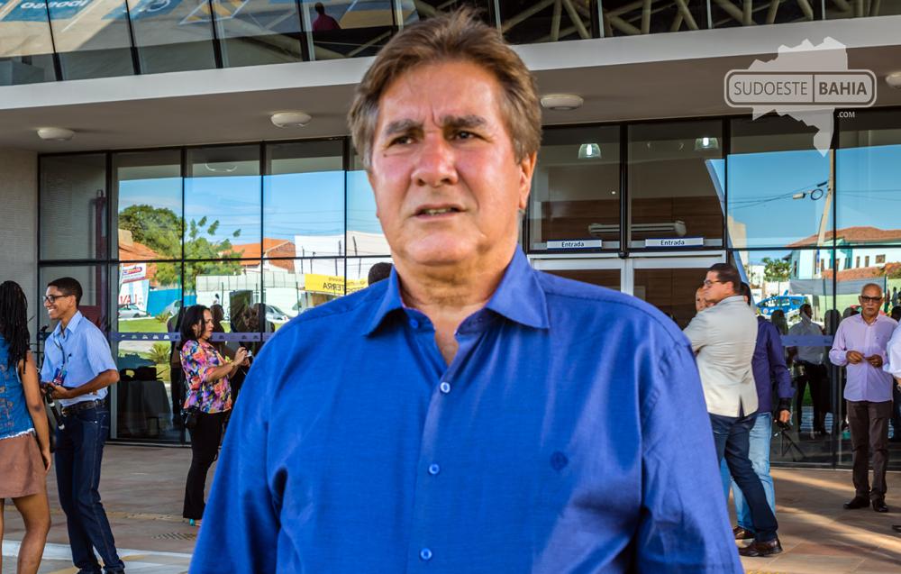 Justiça proíbe prefeito de Lagoa Real de usar máquinas públicas em benefício eleitoral