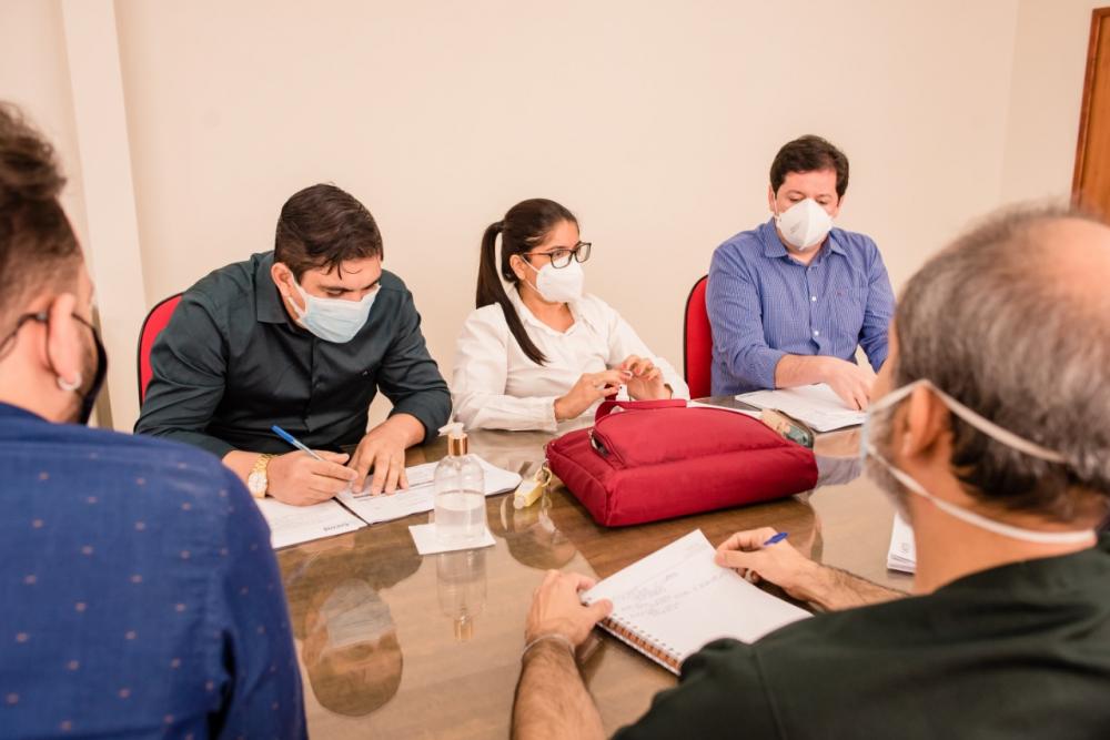 Prefeitura de Caetité discute atendimento médico com Fundação Srª Santana