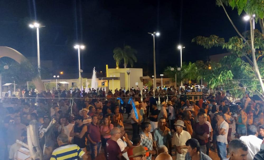 Moradores protestam contra cobrança de 80% da taxa de esgoto na conta de água em Botuporã 