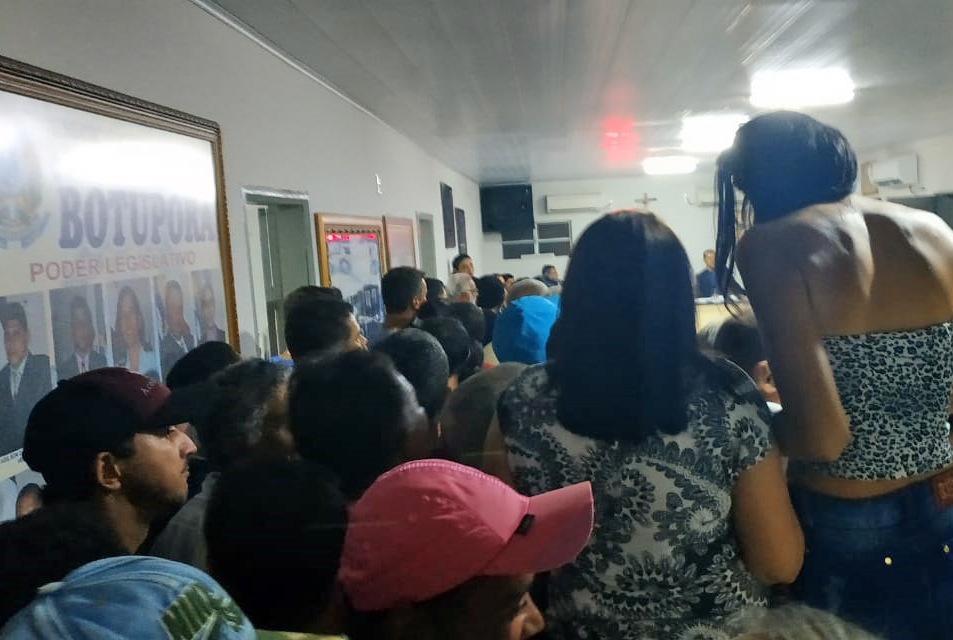 Moradores protestam contra cobrança de 80% da taxa de esgoto na conta de água em Botuporã 