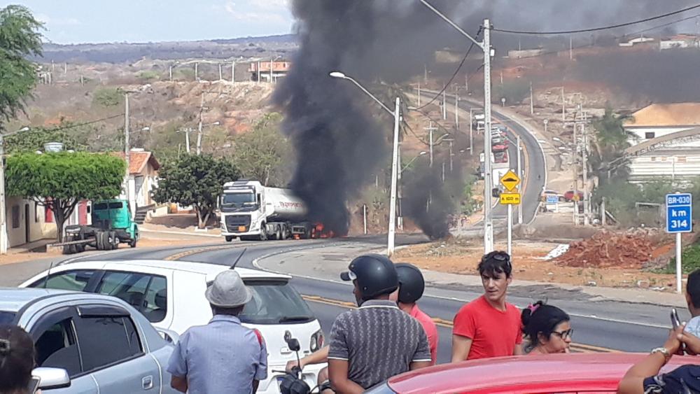Carreta carregada de combustível que seguia para Igaporã pega fogo em Ibitira; ninguém ficou ferido