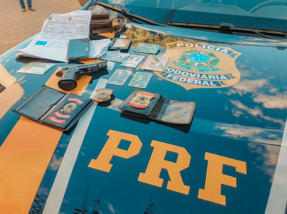 Oeste: Homem é preso ao tentar entrar em ônibus sem pagar e fingir ser policial com documentos falsos