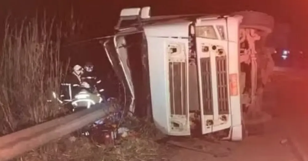 Motorista morre após carreta tombar na BR-242 em Barreiras