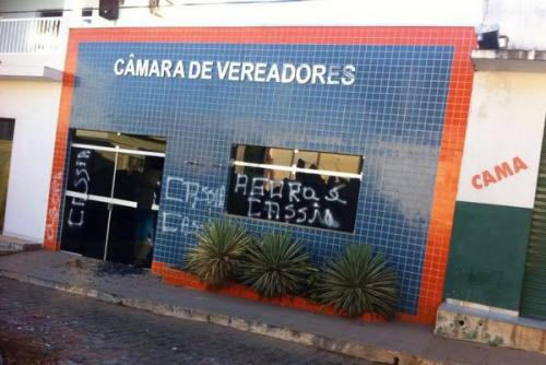 Vândalos picham e quebram vidros da Câmara Municipal de Mortugaba 