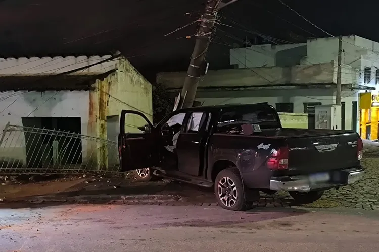 Duas pessoas ficam feridas após Hilux bater em poste em Livramento de Nossa Senhora