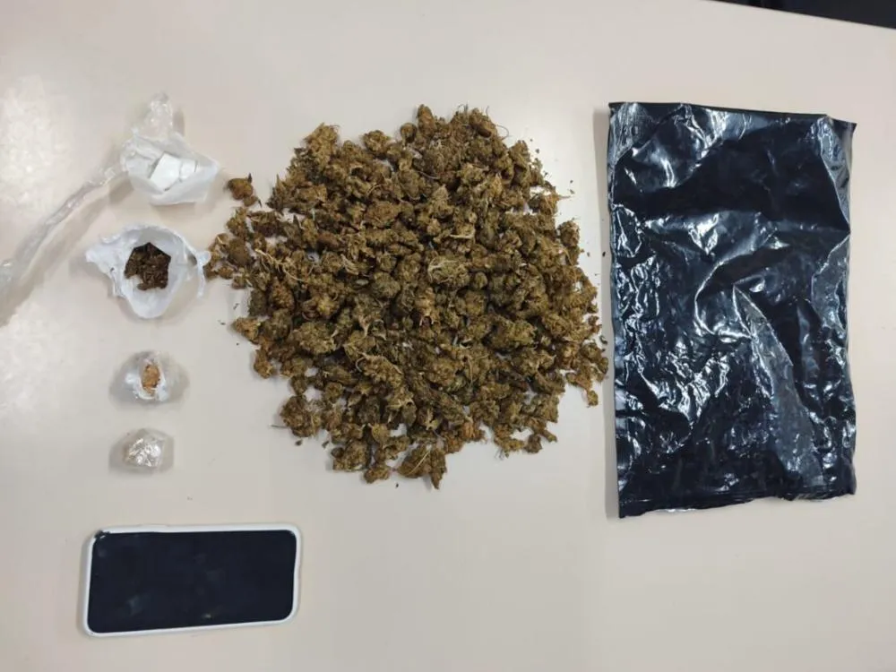 Homem é preso com drogas após tentar fugir da polícia em Guanambi