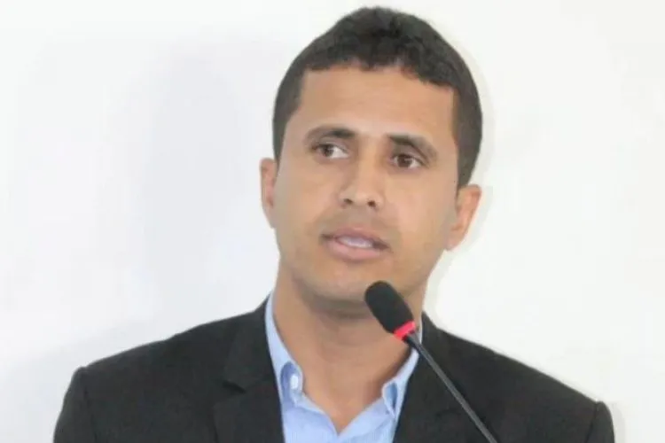 TCM aplica advertência a prefeito de Serra do Ramalho por promoção pessoal