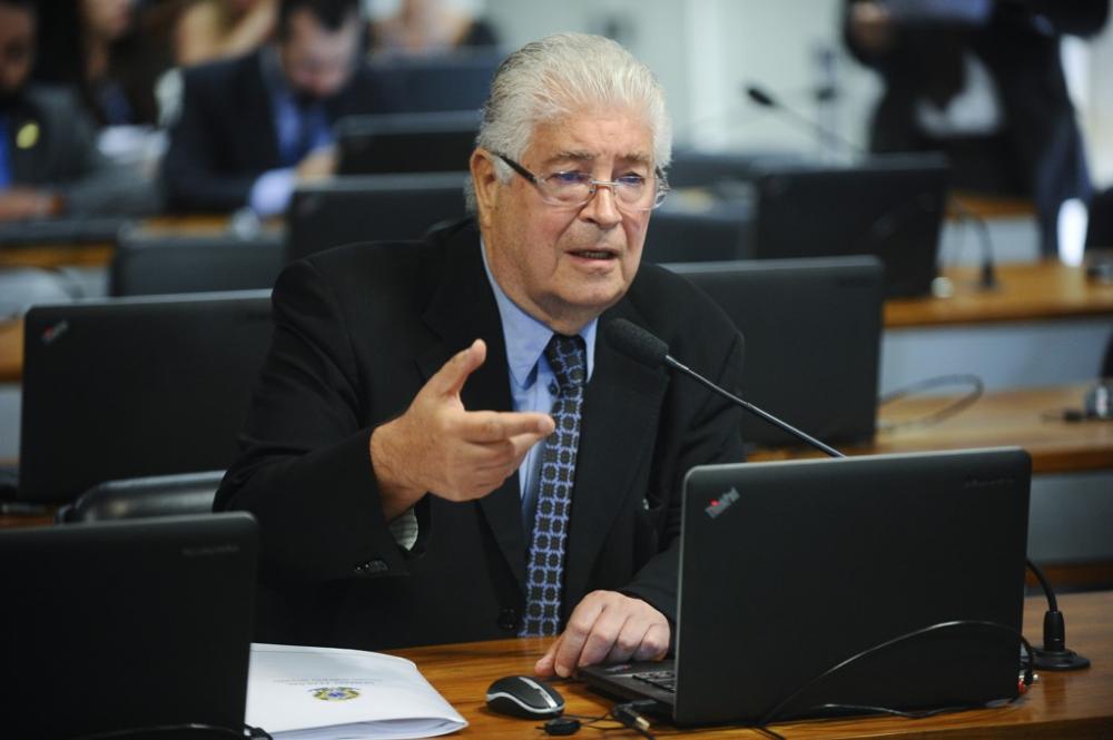 Senador fala em renúncia de Bolsonaro para ‘não envergonhar Brasil'
