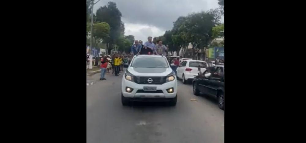 Bolsonaro chega a Teixeira de Freitas e desfila em carro aberto pelas ruas