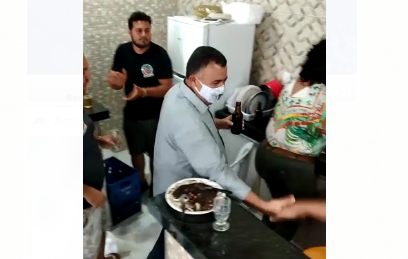 Prefeito de Livramento participa de festa particular com dezenas de pessoas aglomeradas 
