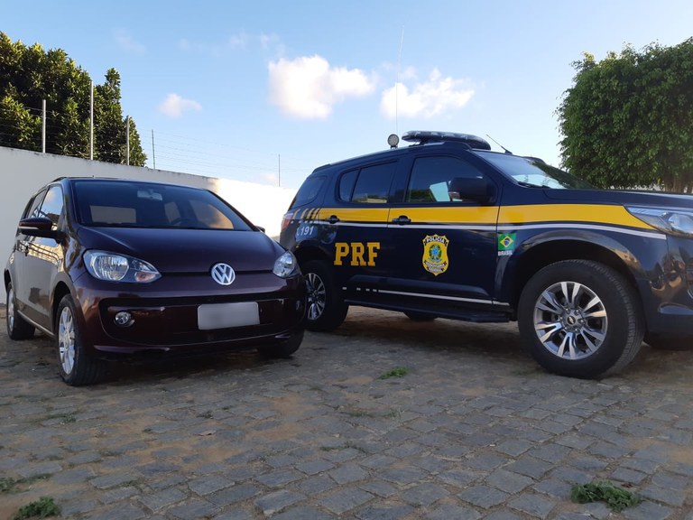 Mulher é presa em Poções por conduzir veículo que foi roubado em São Paulo 