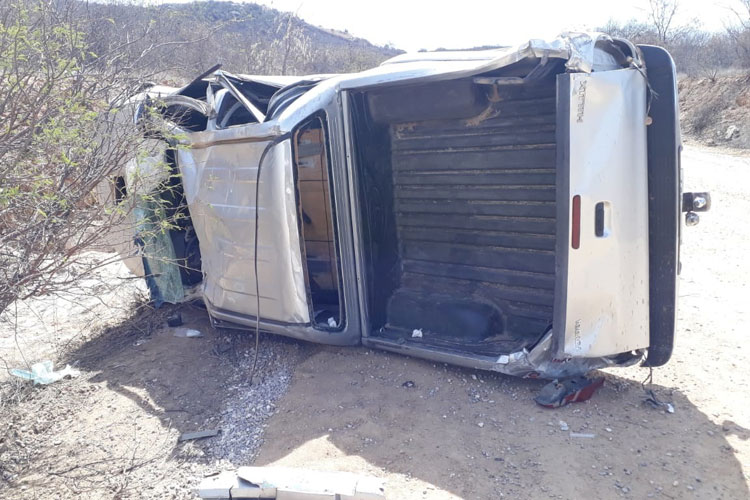 Motorista perde controle da direção e capota caminhonete em trecho de obra entre Sussuarana e Anagé